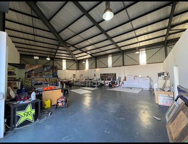 270M² WAREHOUSE TO LET IN LASER PARK
